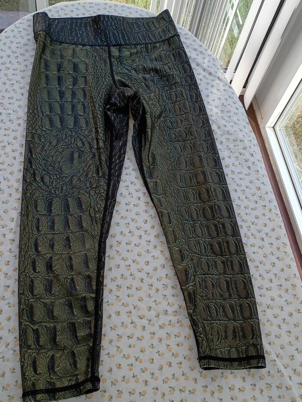 Terez Metallic Green Textured Leggings Women's Sz Small Croc Pattern Activewear